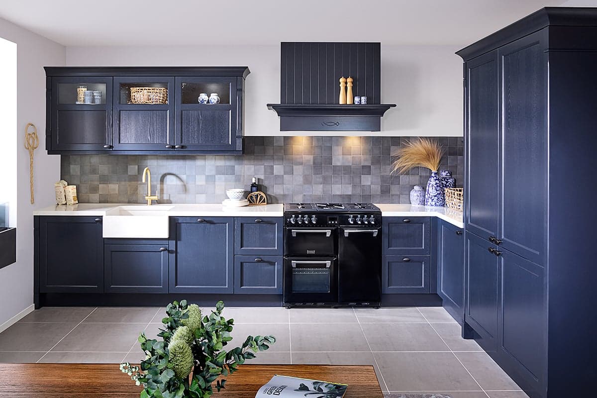Blauwe landelijke keuken met klassieke elementen