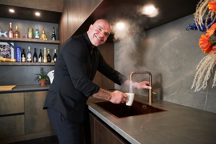 Andy van der Meijde in zijn nieuwe keuken