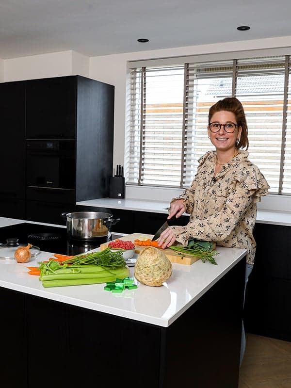 Zwarte keuken met kookeiland