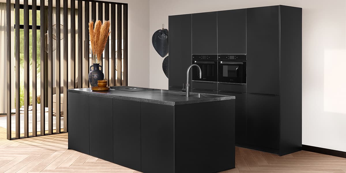 Zwarte keuken met kookeiland