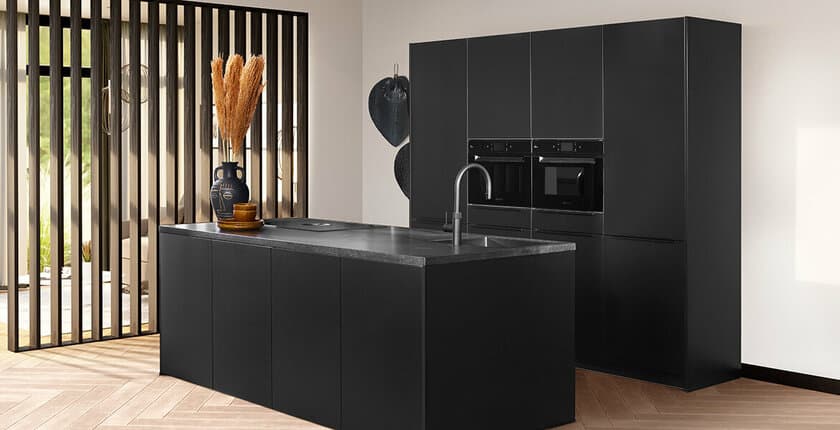 Zwarte keuken met kookeiland