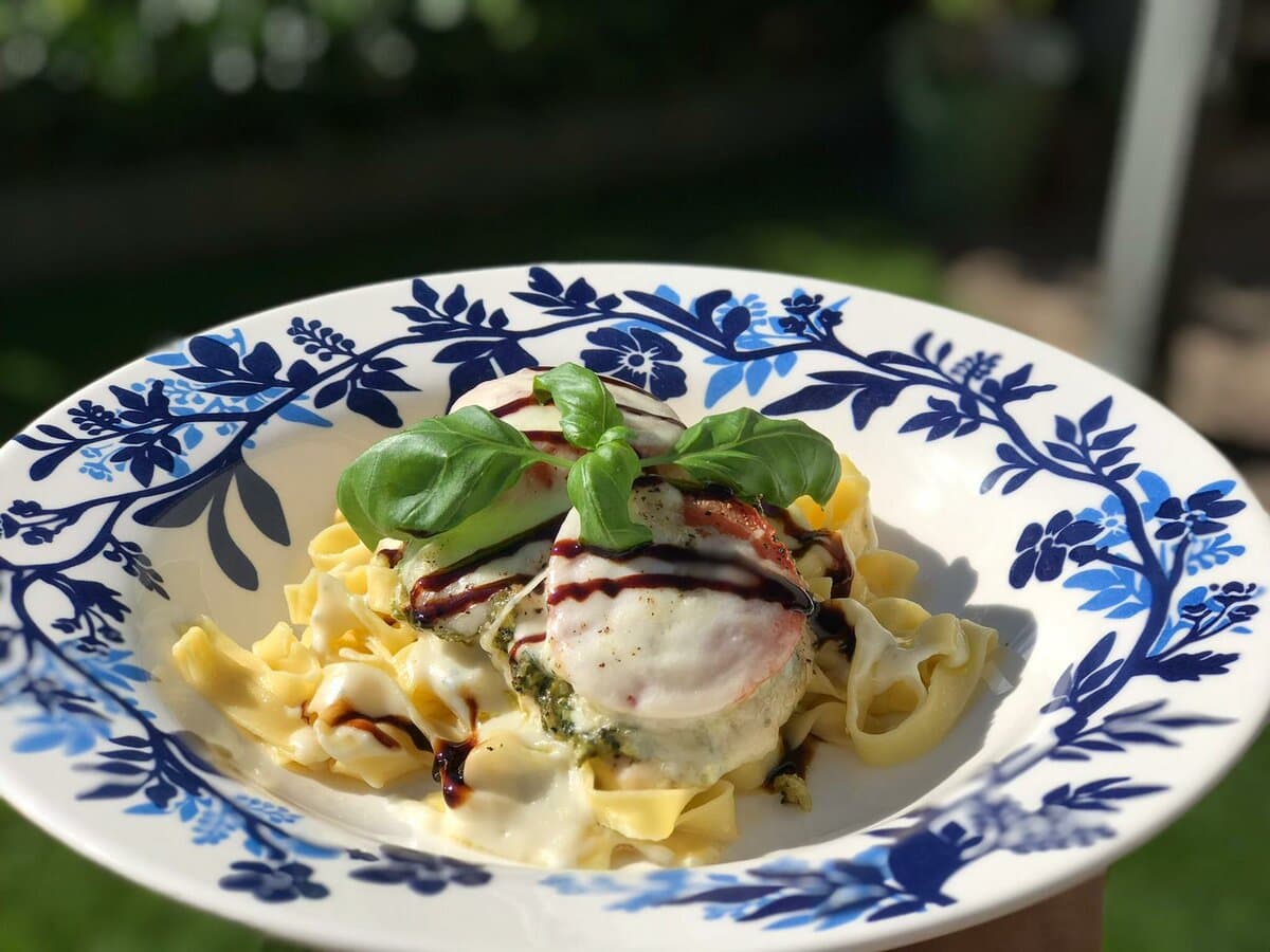 Kip caprese met romige tagliatelle