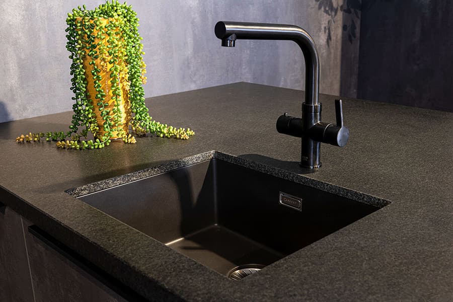 Keuken kraan met vierkante spoelbak