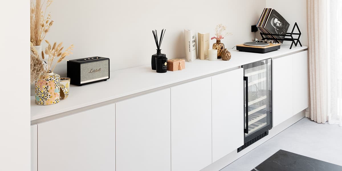 Witte greeploze keuken met wit werkblad