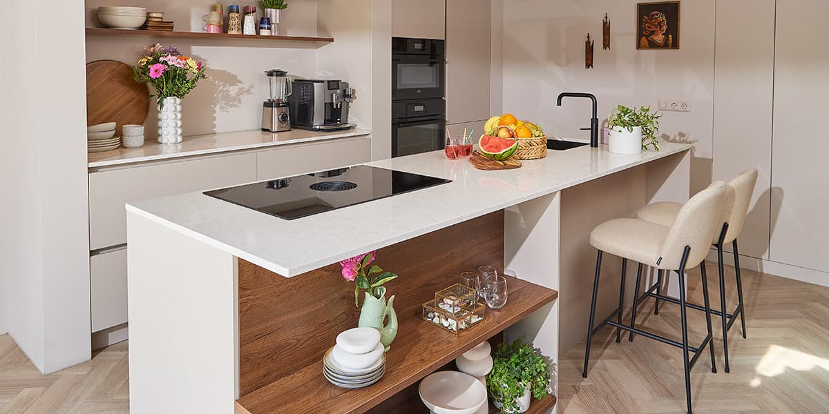 Witte keuken met kookeiland