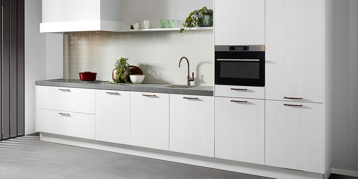 Witte keuken met grijs werkblad