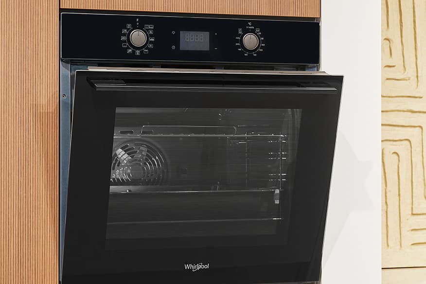 Whirlpool-oven-in-Japandi-keuken