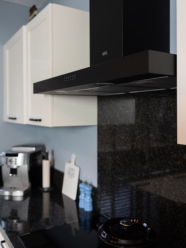 Keuken met zwarte afzuigkap