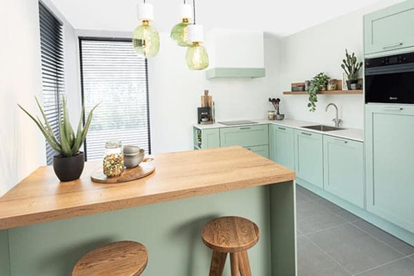 Groene keuken met eiland