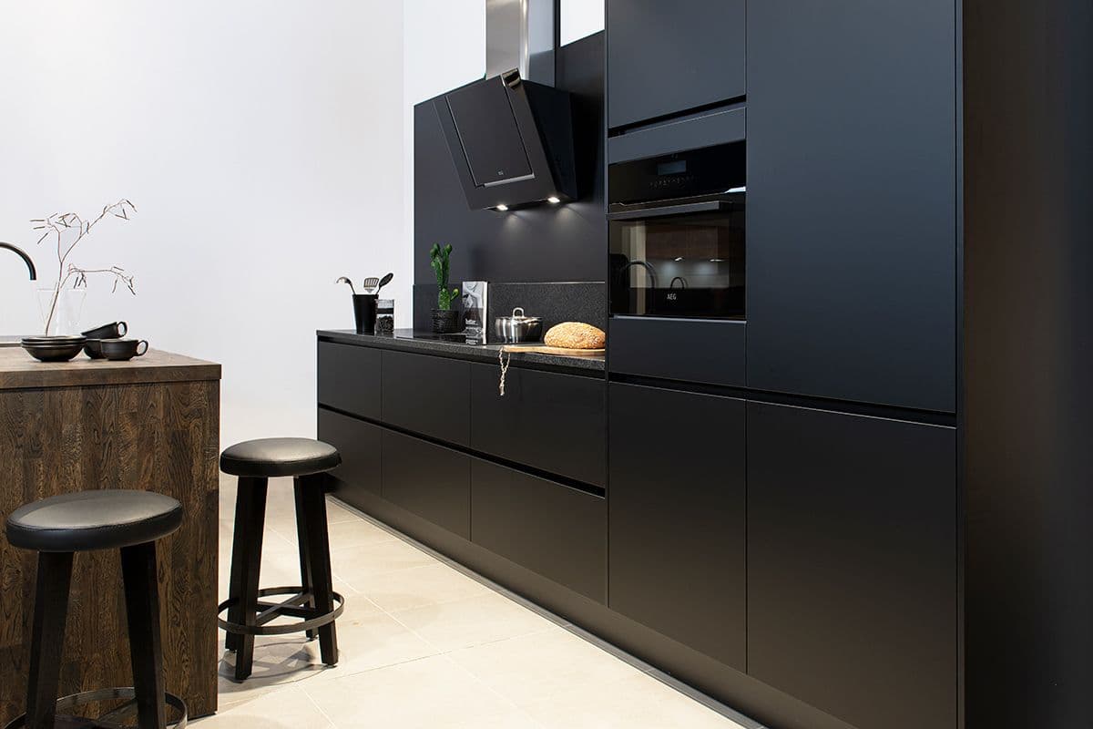 Moderne zwarte eilandkeuken