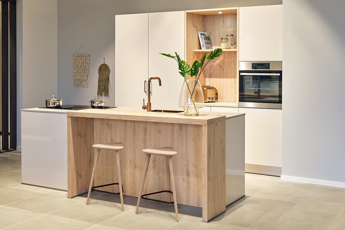 Witte eilandkeuken met bar