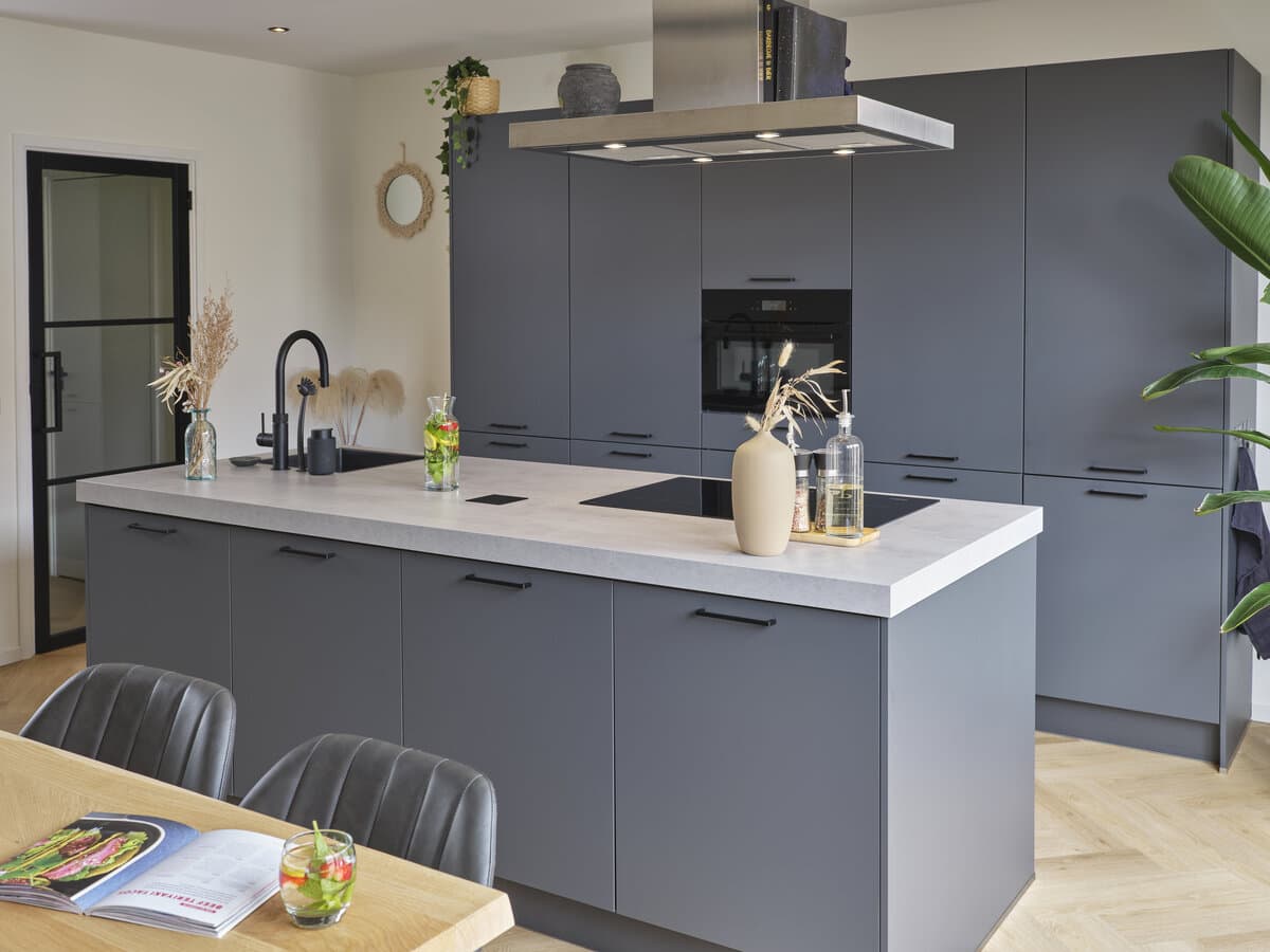 De keuken met kastenwand