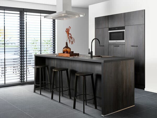 De keuken met kastenwand