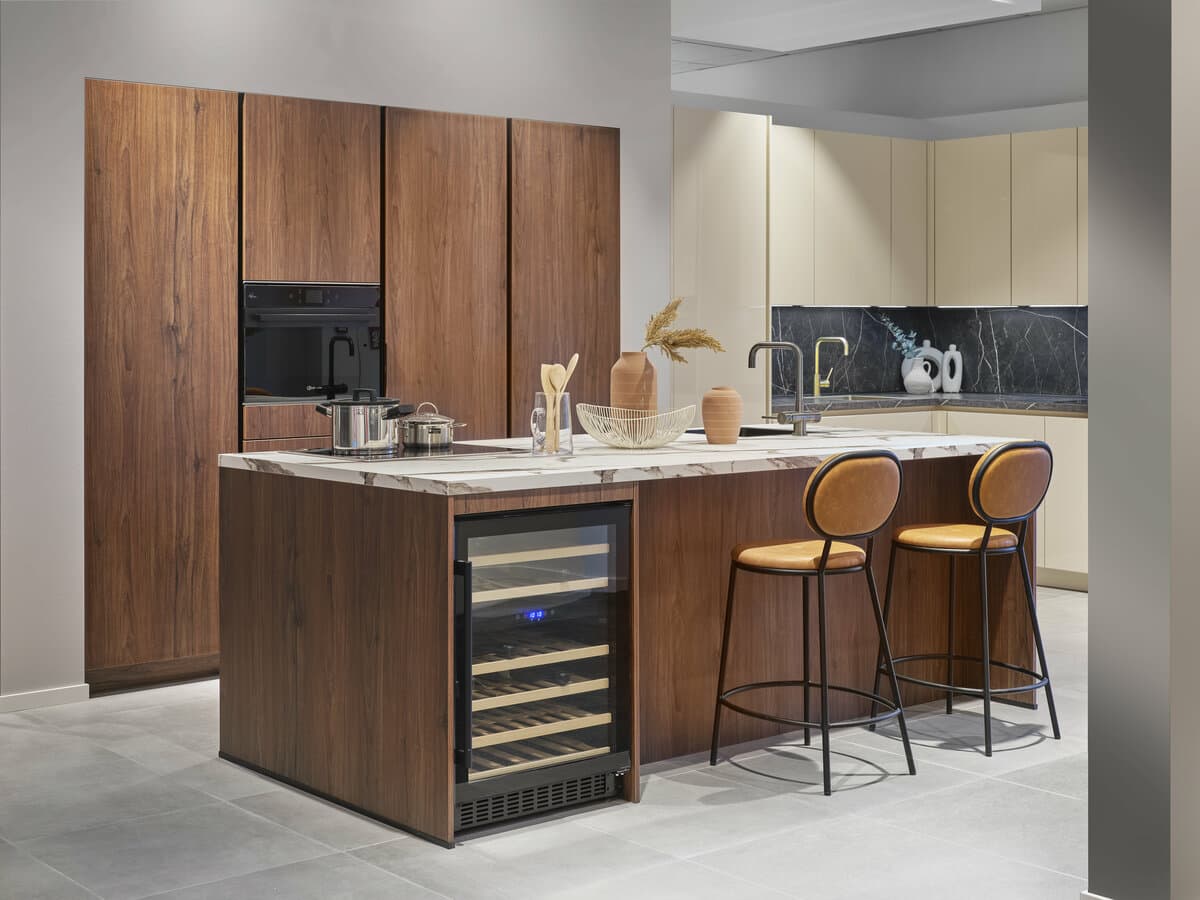 De keuken met kastenwand