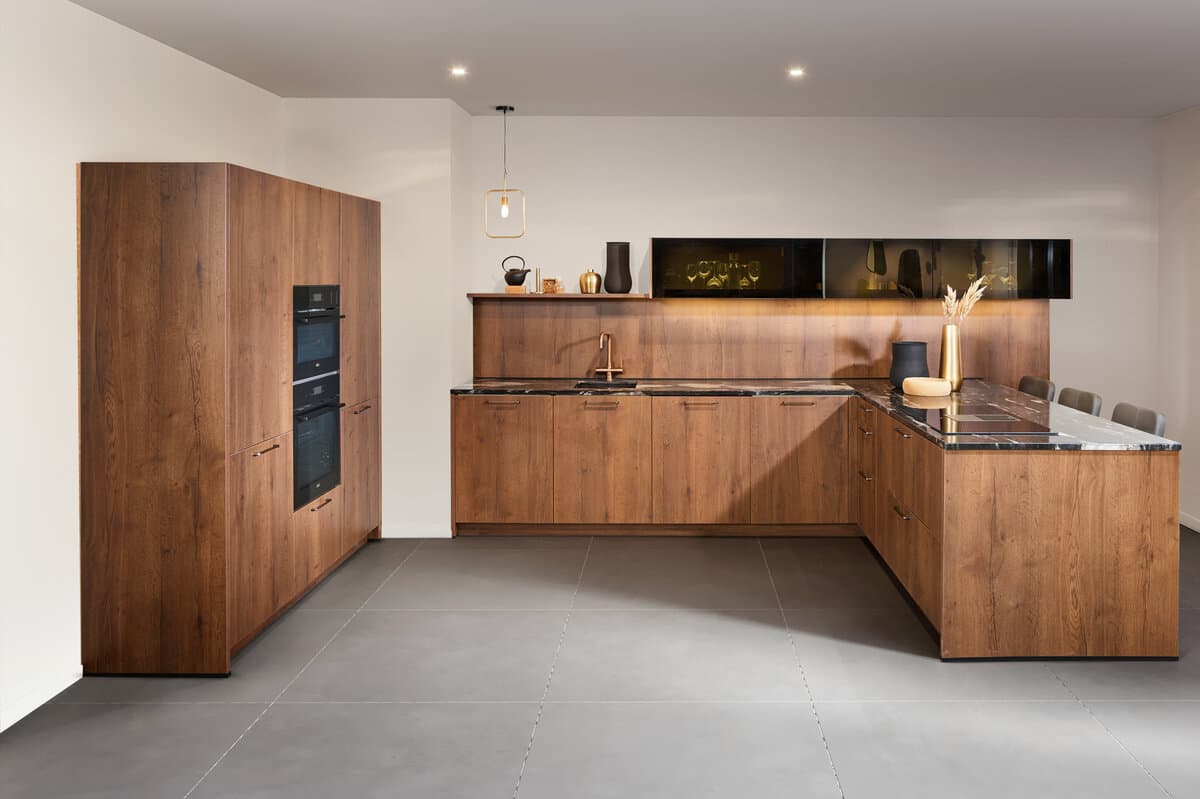 De keuken met kastenwand