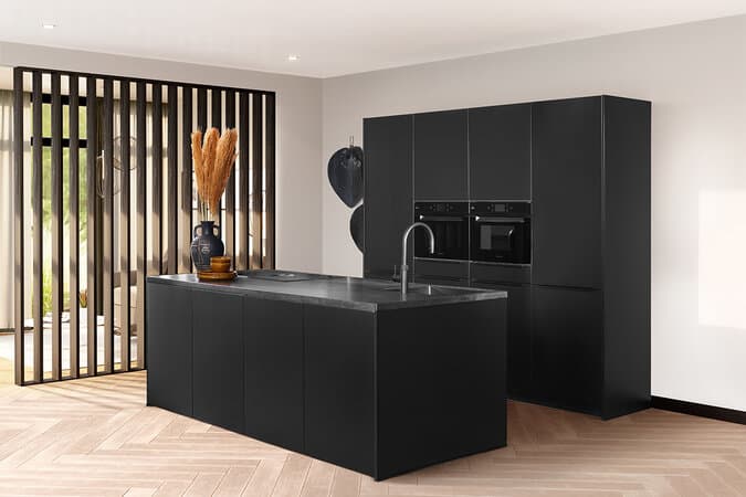 De keuken met kastenwand