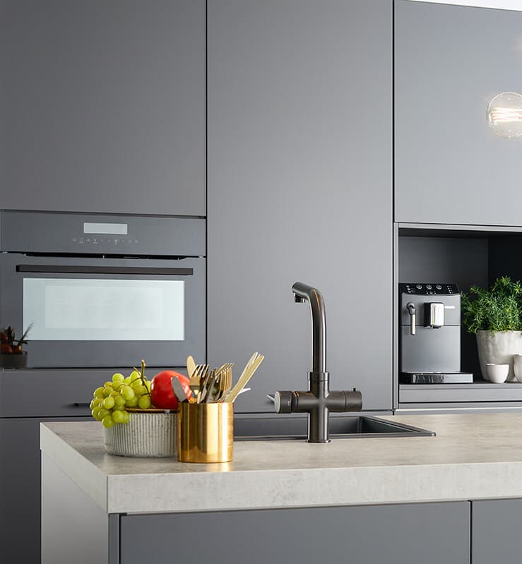 Moderne grijze keuken met grijs werkblad