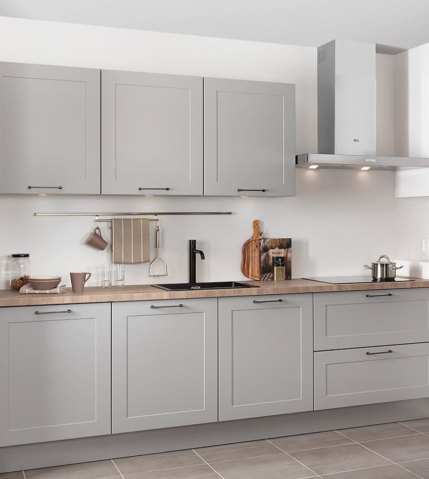 Rechte grijze keuken met landelijke elementen