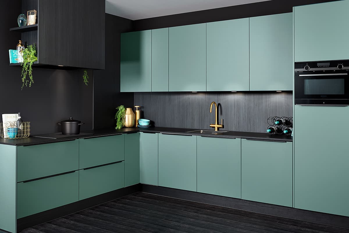 Donkergroene keuken met zwart werkblad