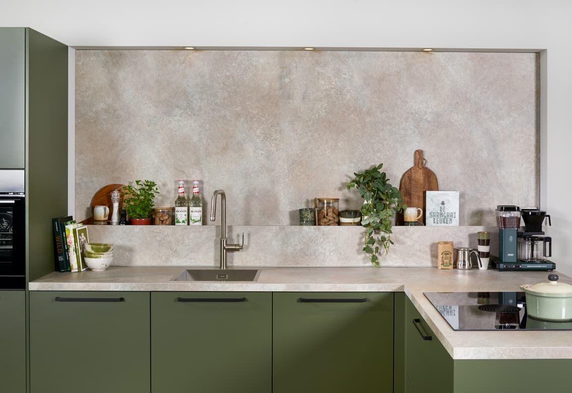 Donkergroene keuken met zwarte grepen