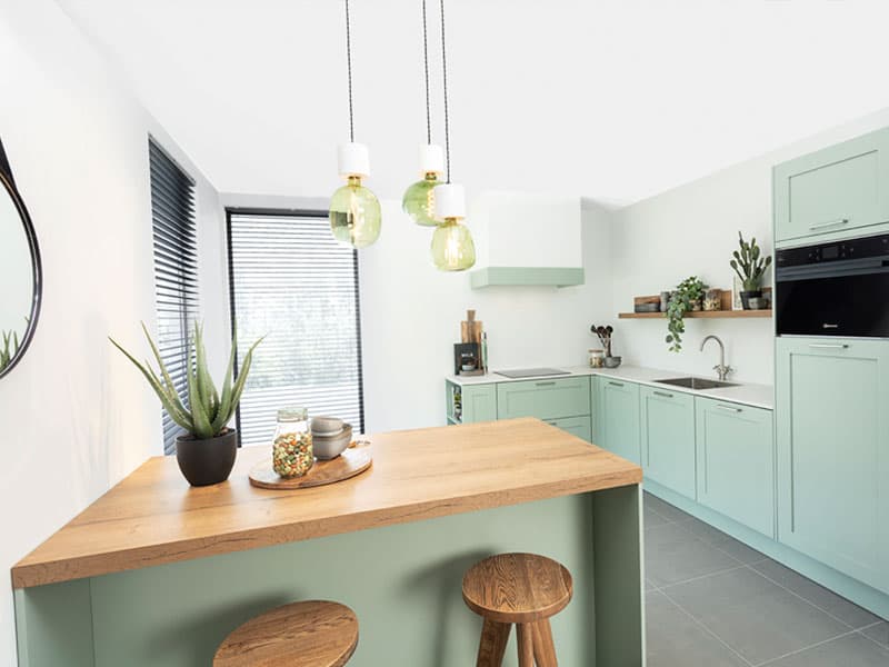 Groene keuken met hout