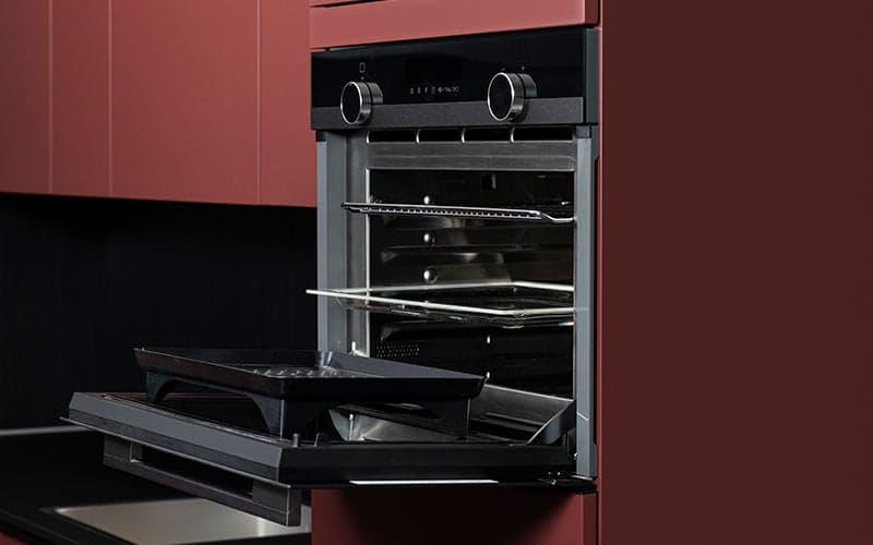 Rode keuken met donker werkblad