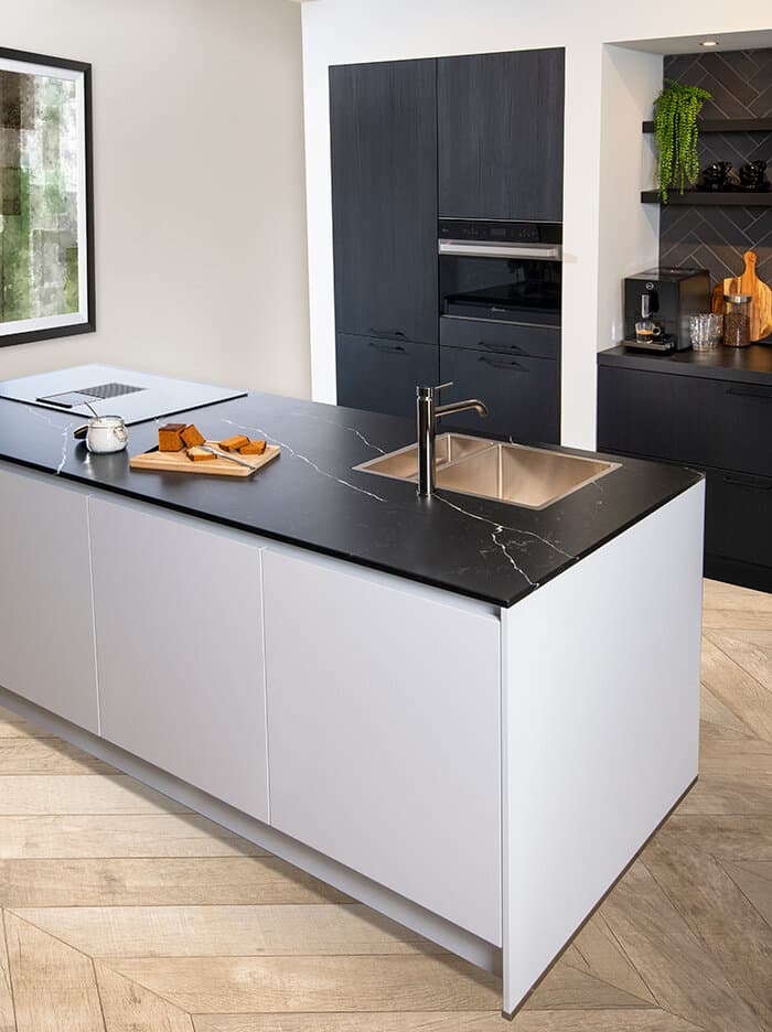 Witte keuken met zwart marmerlook werkblad