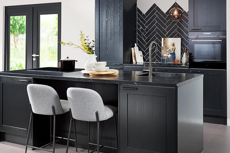 Zwarte modern klassieke eilandkeuken