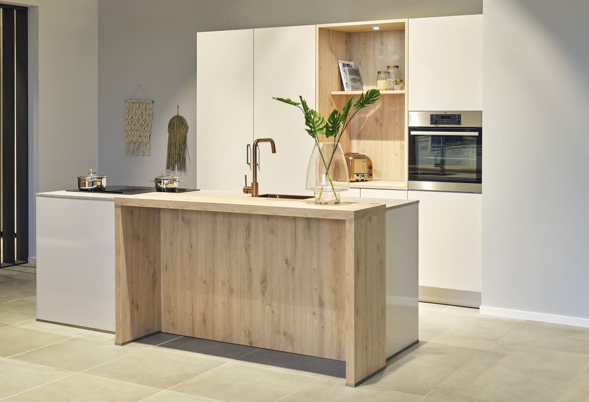 Wit kookeiland met houten keukenbar