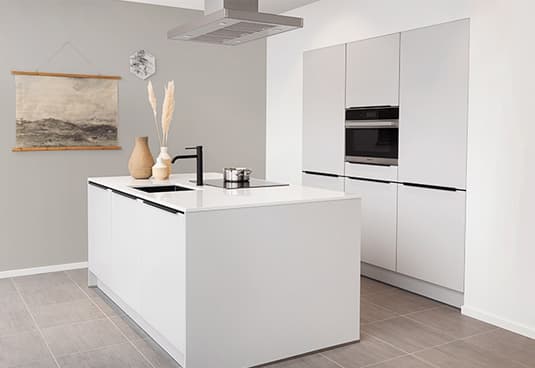 Witte keuken met keukenblok