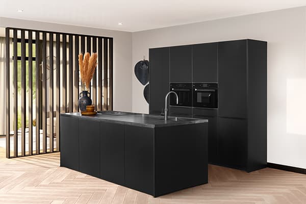Zwarte keuken met keukenblok