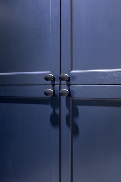 Blauwe-keukenkastjes-in-landelijke-keuken