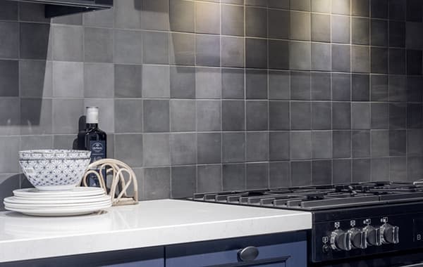 Blauwe-landelijke-keuken-met-tegels-als-achterwand