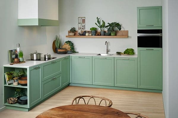 Groene-landelijke-keuken-met-natuurlijke-kleuren