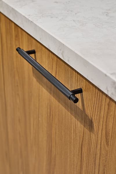 Houten-fronten-en-licht-werkblad-in-landelijke-keuken