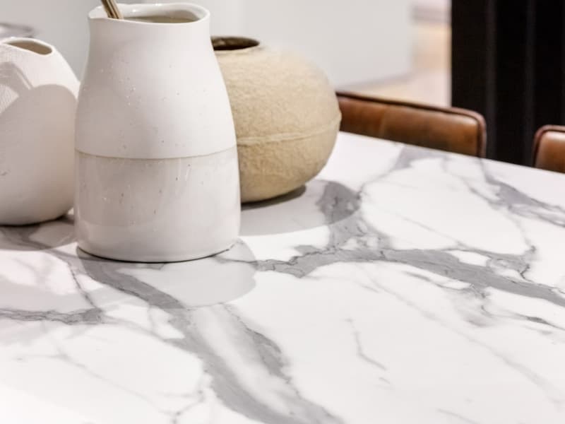 Marmerlook-werkblad-wit-met-grijs