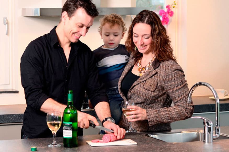 Gezin in keuken