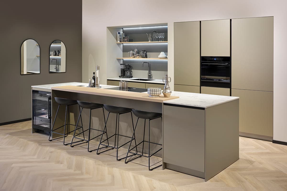 Taupe eilandkeuken met bar