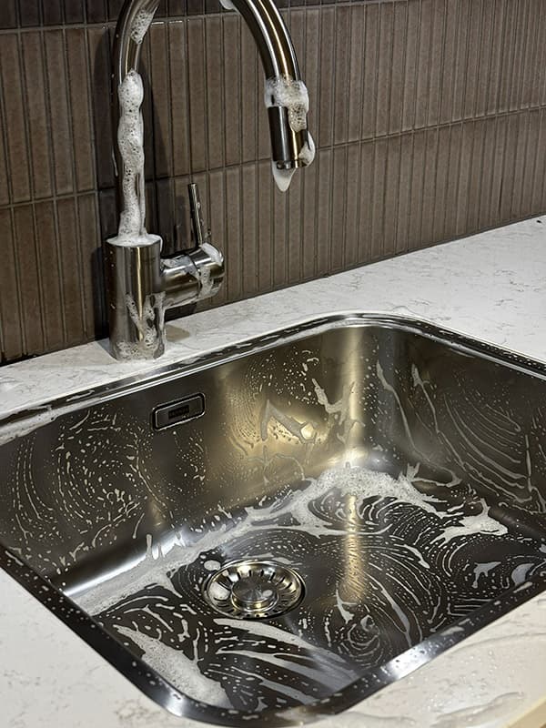 Keukenkraan schoonmaken