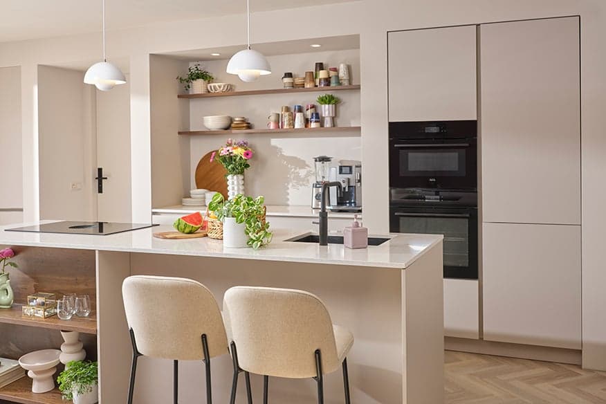 Beige-Steinhaus-Hieve-eilandkeuken