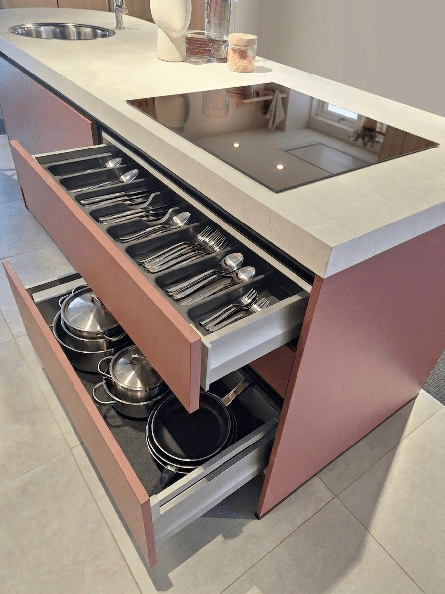 Een kleine keuken slim indelen? Ontdek praktische tips voor meer werkruimte, opbergruimte en een keuken die groter voelt.