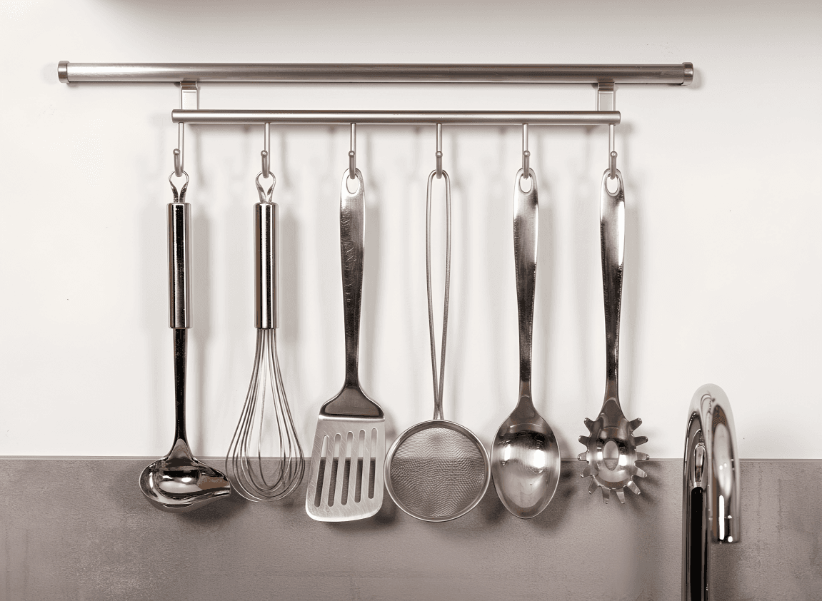 Een kleine keuken slim indelen? Ontdek praktische tips voor meer werkruimte, opbergruimte en een keuken die groter voelt.