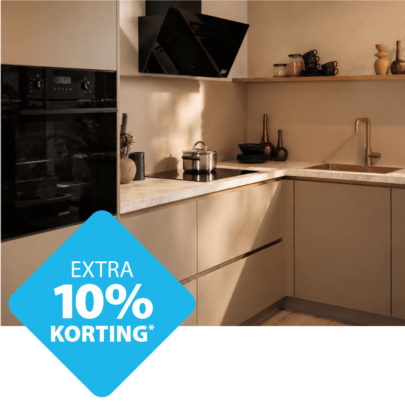 Beige hoekkeuken met een badge waarop staat Extra 10% korting