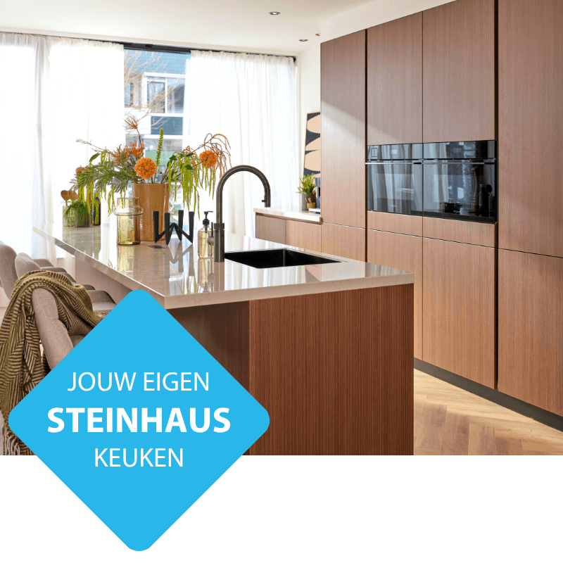 Bruine houte keuken met kookeiland met badge waarop staat Jouw eigen Steinhaus keuken
